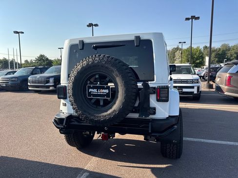 Used 2013 Jeep Wrangler Unlimited Sahara w/ Connectivity Group AWD/4WD image 9