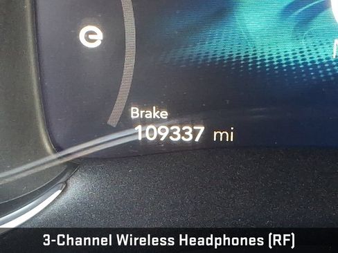 Used 2021 Chrysler Pacifica Limited w/ Uconnect Theater Family Group FWD image 25