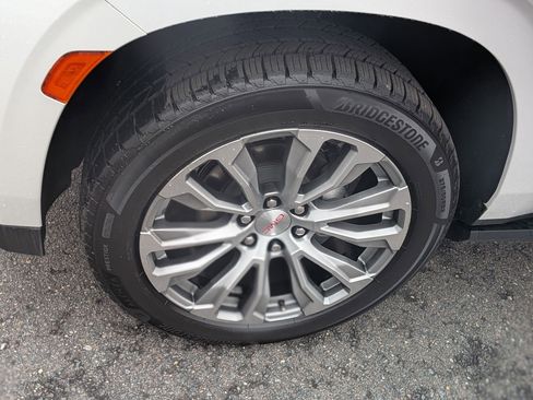 Used 2021 GMC Yukon Denali w/ Denali Premium Package image 10