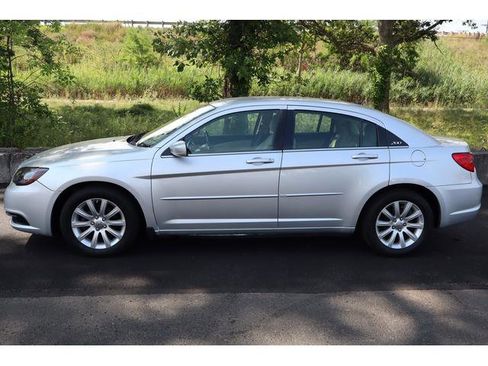 Used 2011 Chrysler 200 Touring image 4