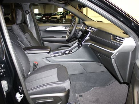 New 2025 Jeep Grand Cherokee Laredo w/ Luxury Tech Group I image 28