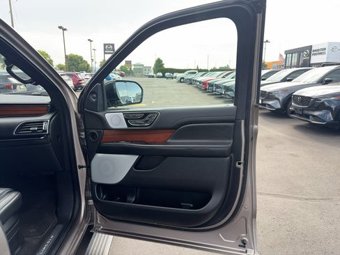 Used 2019 Lincoln Navigator Reserve AWD/4WD image 18