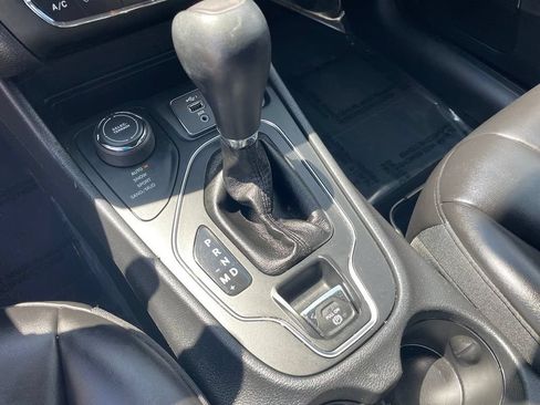 Used 2019 Jeep Cherokee Latitude Plus w/ Cold Weather Group AWD/4WD image 24
