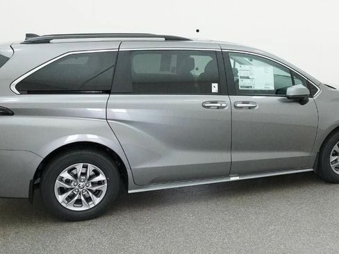 New 2026 Toyota Sienna XLE image 10