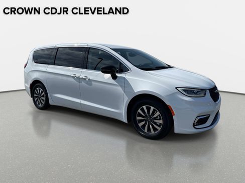Used 2024 Chrysler Pacifica Limited FWD image 2