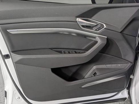 Used 2022 Audi e-tron Premium Plus w/ Premium Plus Package image 13