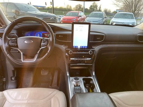 Used 2022 Ford Explorer Platinum w/ Equipment Group 601A image 10