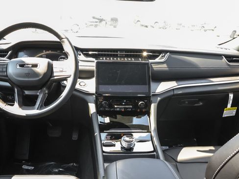 New 2025 Jeep Grand Cherokee Limited image 9