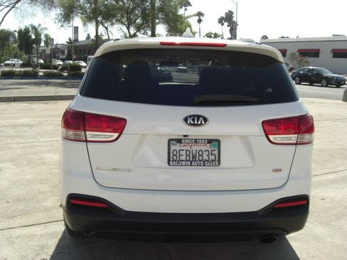 Used 2018 Kia Sorento FWD image 12