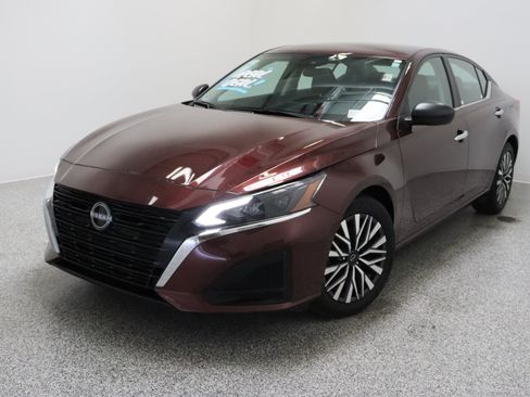 Used 2025 Nissan Altima 2.5 SV FWD image 2