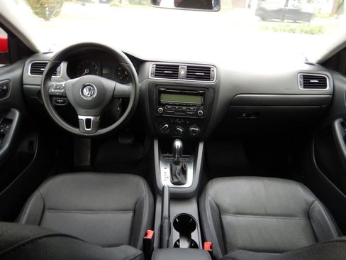 Used 2011 Volkswagen Jetta SE FWD image 24