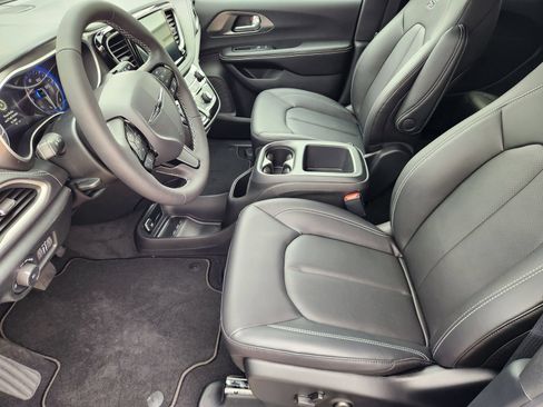 New 2026 Chrysler Pacifica Select w/ S Appearance Package FWD image 12