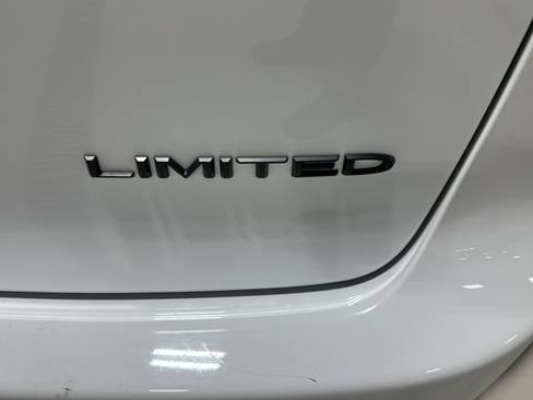 Used 2025 Chrysler Pacifica Limited FWD image 36