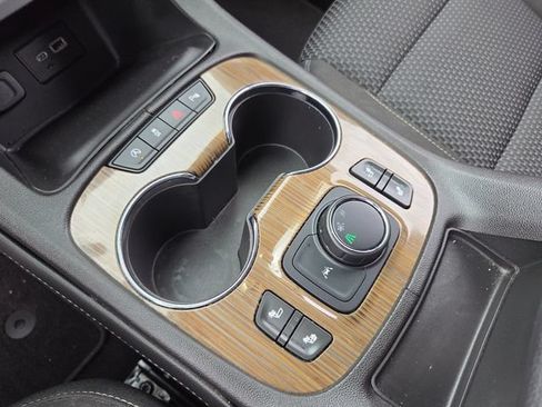 Used 2022 GMC Acadia SLE w/ Driver Convenience Package FWD image 29