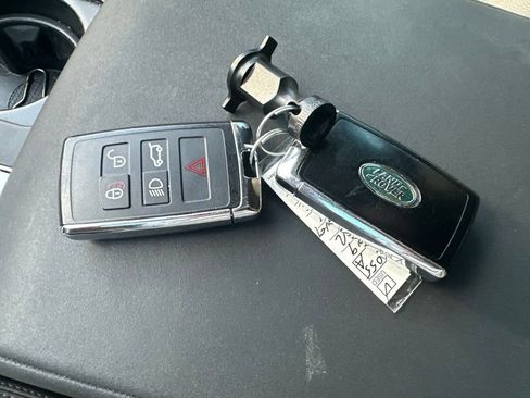 Used 2019 Land Rover Discovery SE AWD/4WD image 18