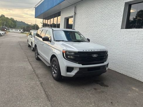 Used 2025 Ford Expedition Active RWD image 3