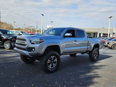 Used 2017 Toyota Tacoma TRD Sport image 3