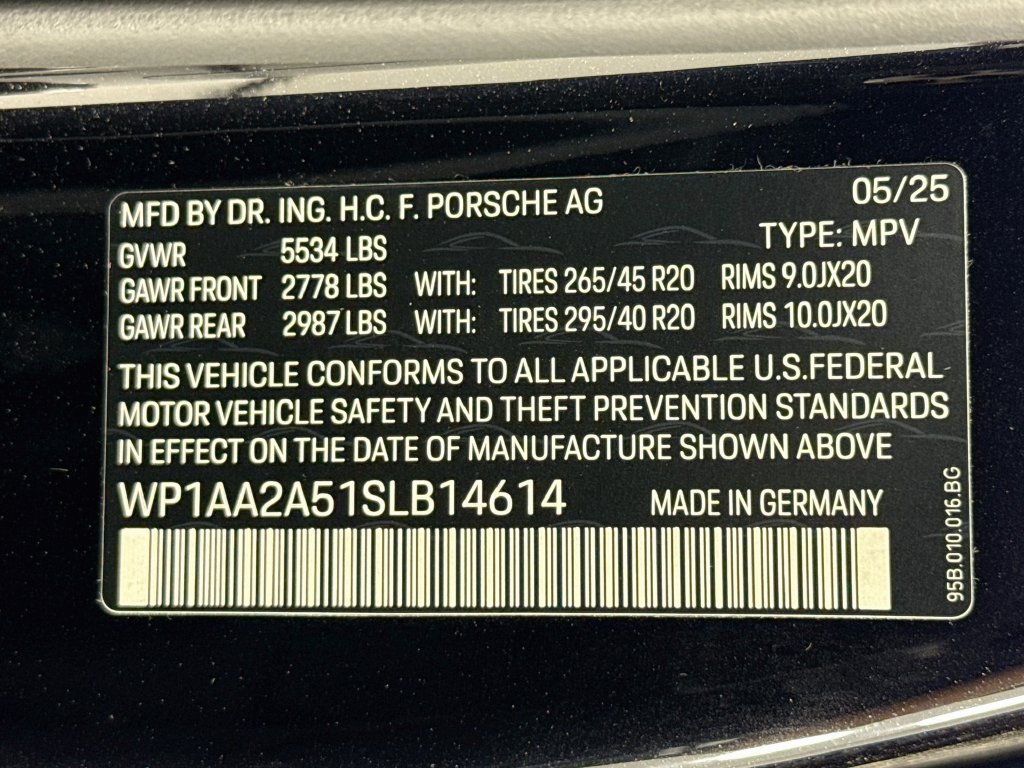 Certified 2025 Porsche Macan AWD/4WD image 34
