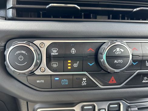 Used 2025 Jeep Wrangler Unlimited Sahara AWD/4WD image 19