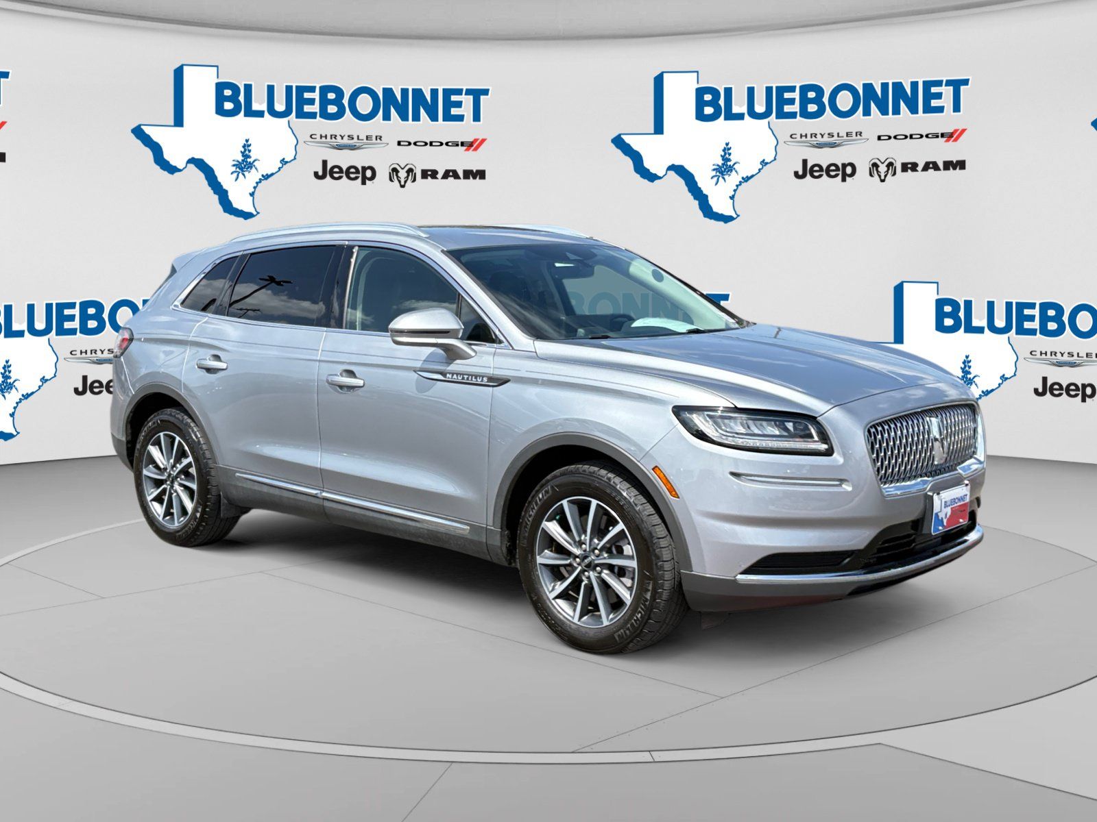 Used 2022 Lincoln Nautilus FWD image 3