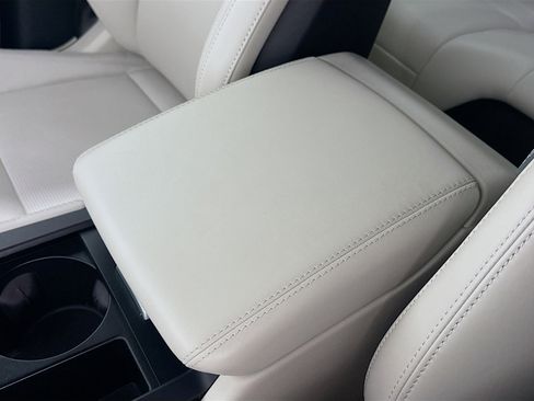 Used 2025 Jaguar F-PACE R-Dynamic S image 18