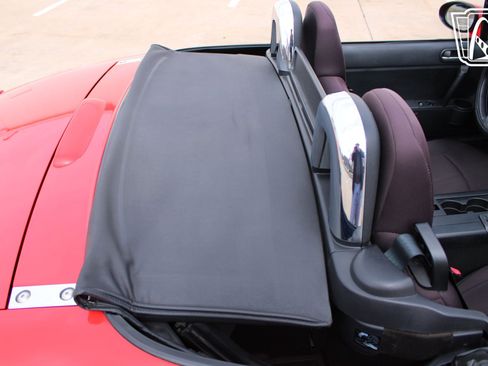 Used 2006 MAZDA MX-5 Miata Sport RWD image 9