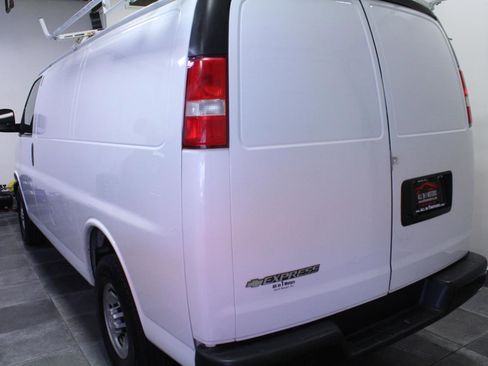 Used 2017 Chevrolet Express 2500 RWD image 3