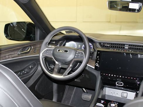New 2026 Jeep Grand Cherokee L Limited w/ MOPAR Finishing Package AWD/4WD image 13