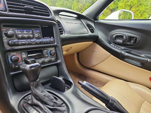 Used 2000 Chevrolet Corvette Convertible w/ Performance Handling Pkg image 13