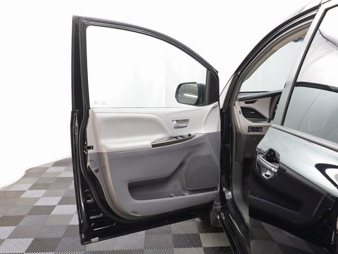 Used 2017 Toyota Sienna XLE image 5