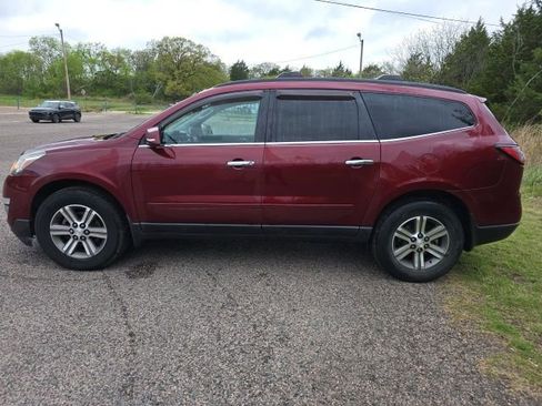 Used 2017 Chevrolet Traverse LT image 2