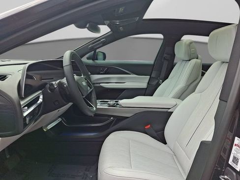 Used 2024 Cadillac Lyriq Luxury AWD/4WD image 16