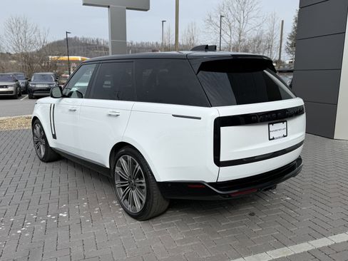 Certified 2025 Land Rover Range Rover SE image 8