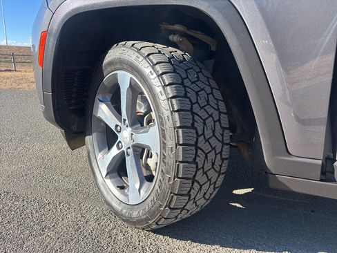 Used 2023 Jeep Grand Cherokee L Limited image 7