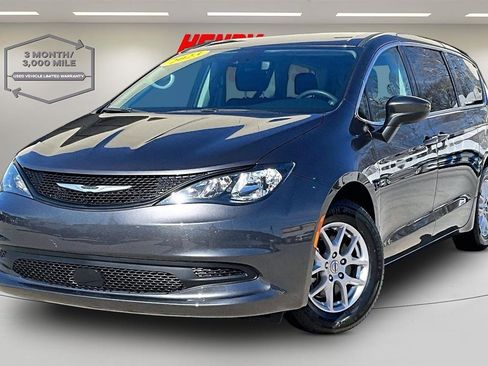 Used 2023 Chrysler Voyager LX image 3