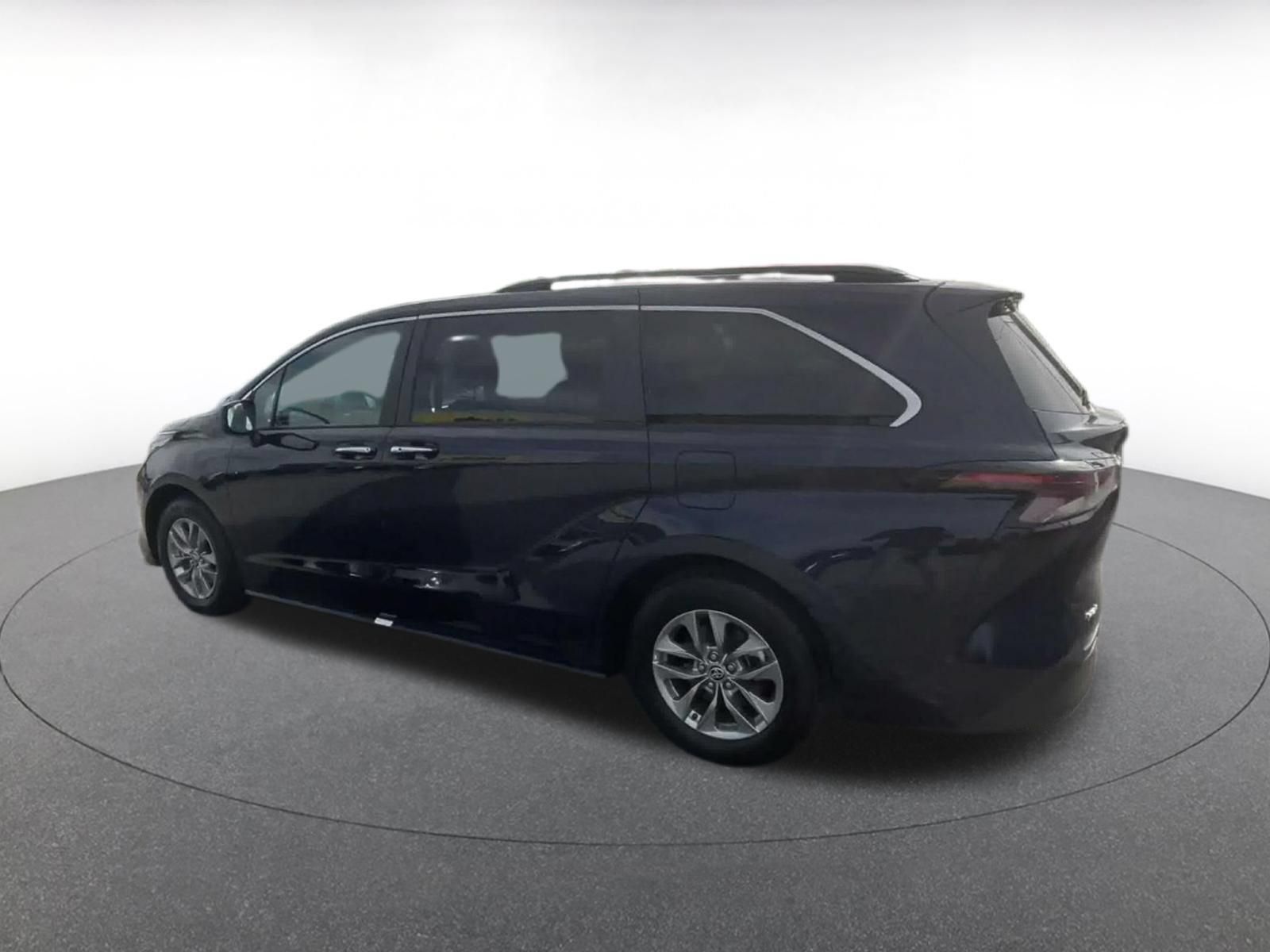 Used 2025 Toyota Sienna XLE FWD image 9