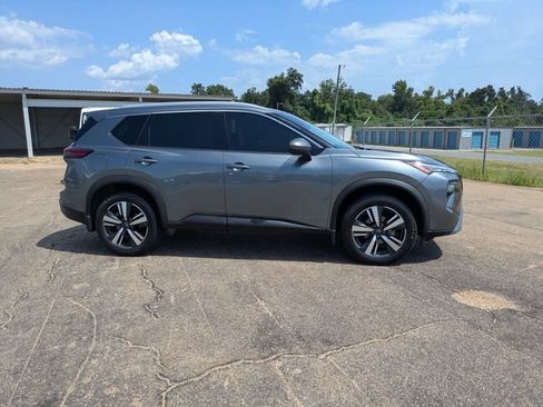 Used 2024 Nissan Rogue SL w/ SL Premium Package FWD image 3