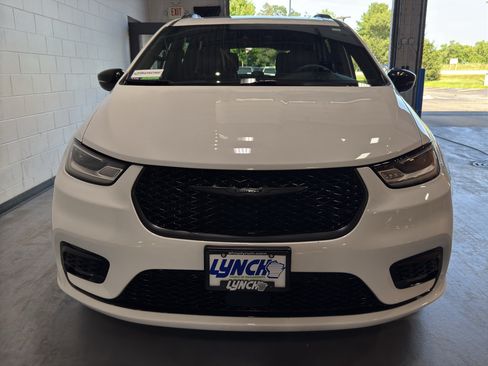 Used 2025 Chrysler Pacifica Limited FWD image 8