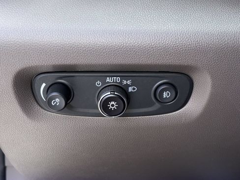Used 2020 Chevrolet Traverse LT w/ LT Premium Package FWD image 16