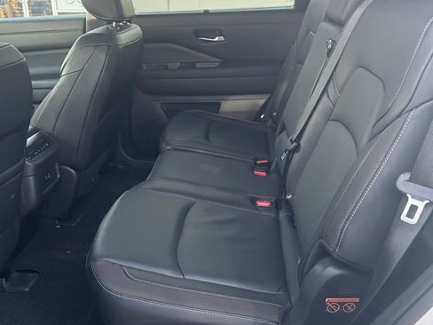 Used 2022 Nissan Pathfinder SL image 9