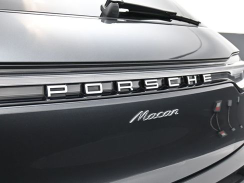 Certified 2022 Porsche Macan image 14