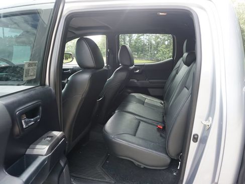 Used 2018 Toyota Tacoma TRD Sport AWD/4WD image 13