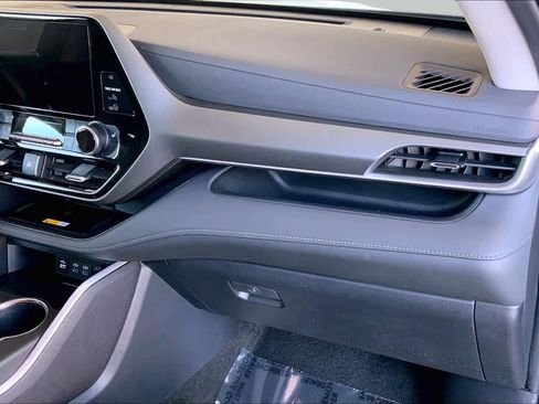 Used 2024 Toyota Highlander XLE FWD image 33