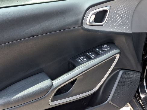 Used 2025 Kia Soul LX w/ LX Technology Package FWD image 12