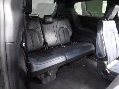 Used 2025 Chrysler Pacifica Select image 19