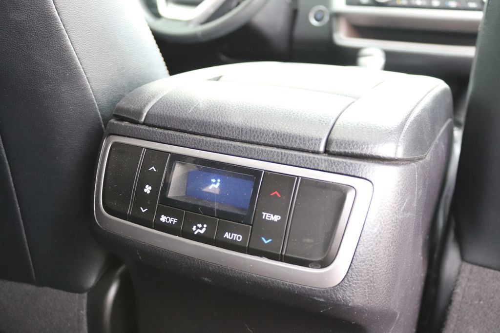 Used 2019 Toyota Highlander XLE AWD/4WD image 15