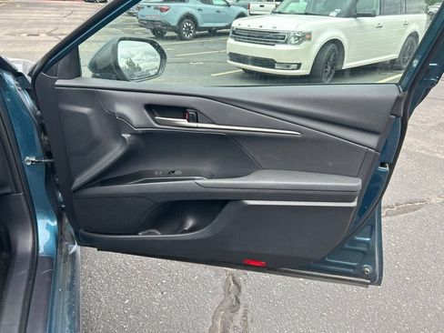 Used 2025 Toyota Camry SE FWD image 14