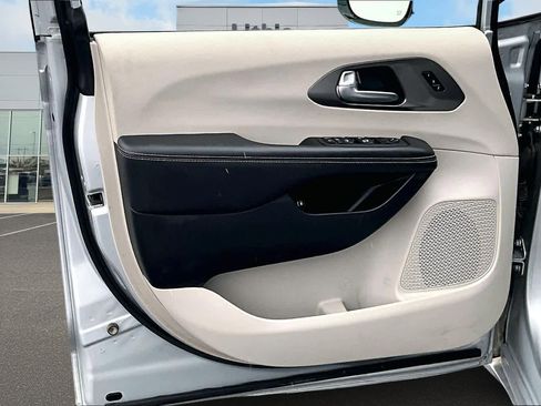 Used 2024 Chrysler Pacifica Select image 28