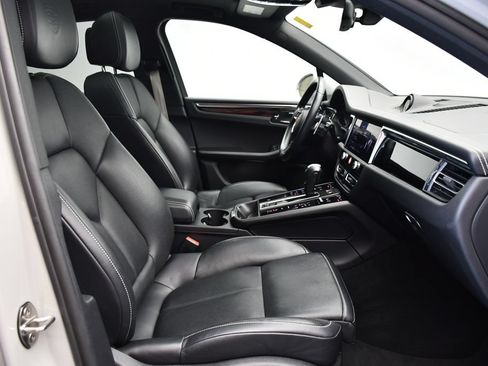 Certified 2024 Porsche Macan AWD/4WD image 45