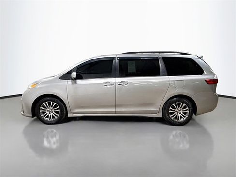 Used 2018 Toyota Sienna XLE image 10